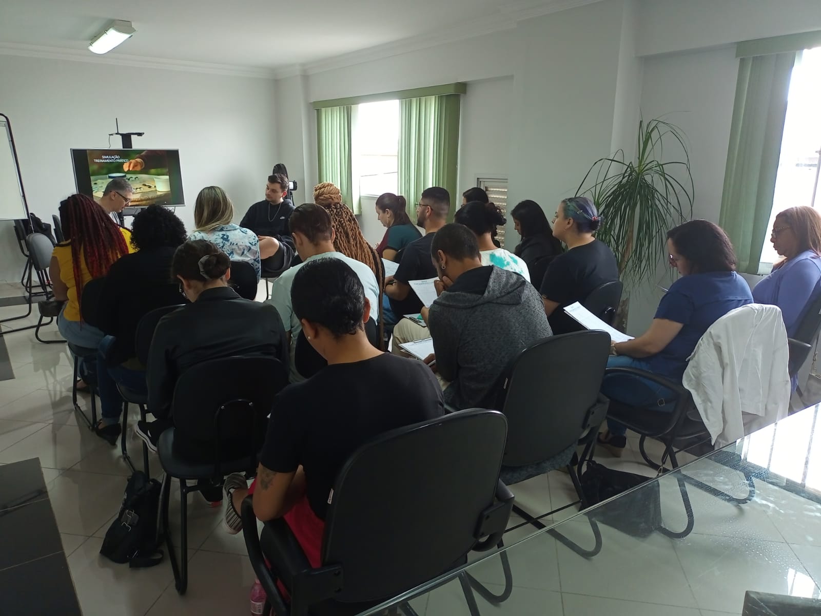 Sala com participantes em workshop presencial