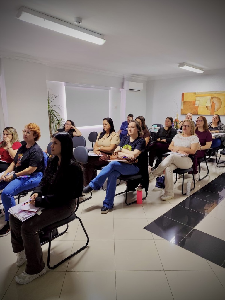 Participantes acompanhando aula presencial