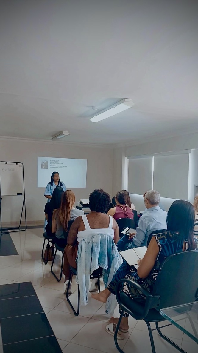 Instrutora apresentando ao grupo durante formação