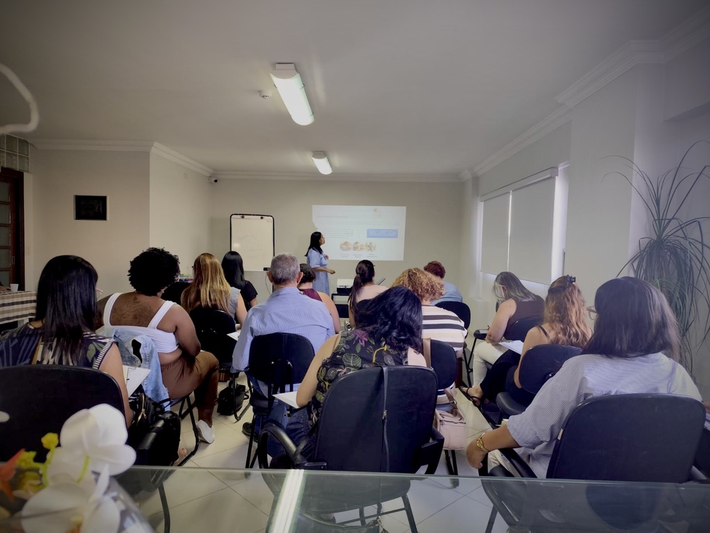 Turma de profissionais durante encontro presencial do Instituto Hupomnemata