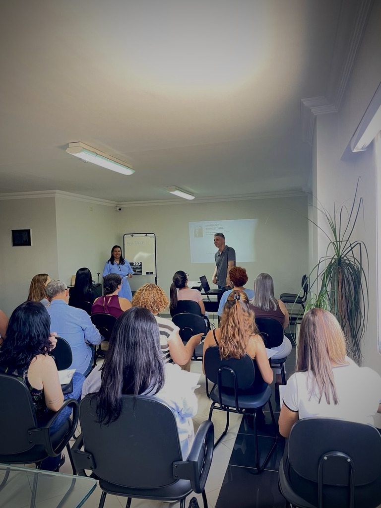 Instrutores durante encontro presencial